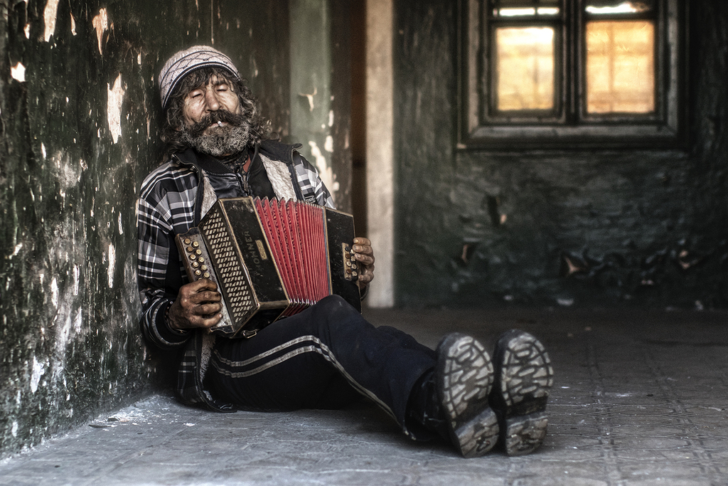 alt="Portretul unui bătrân în mijlocul unei lecții interactive"